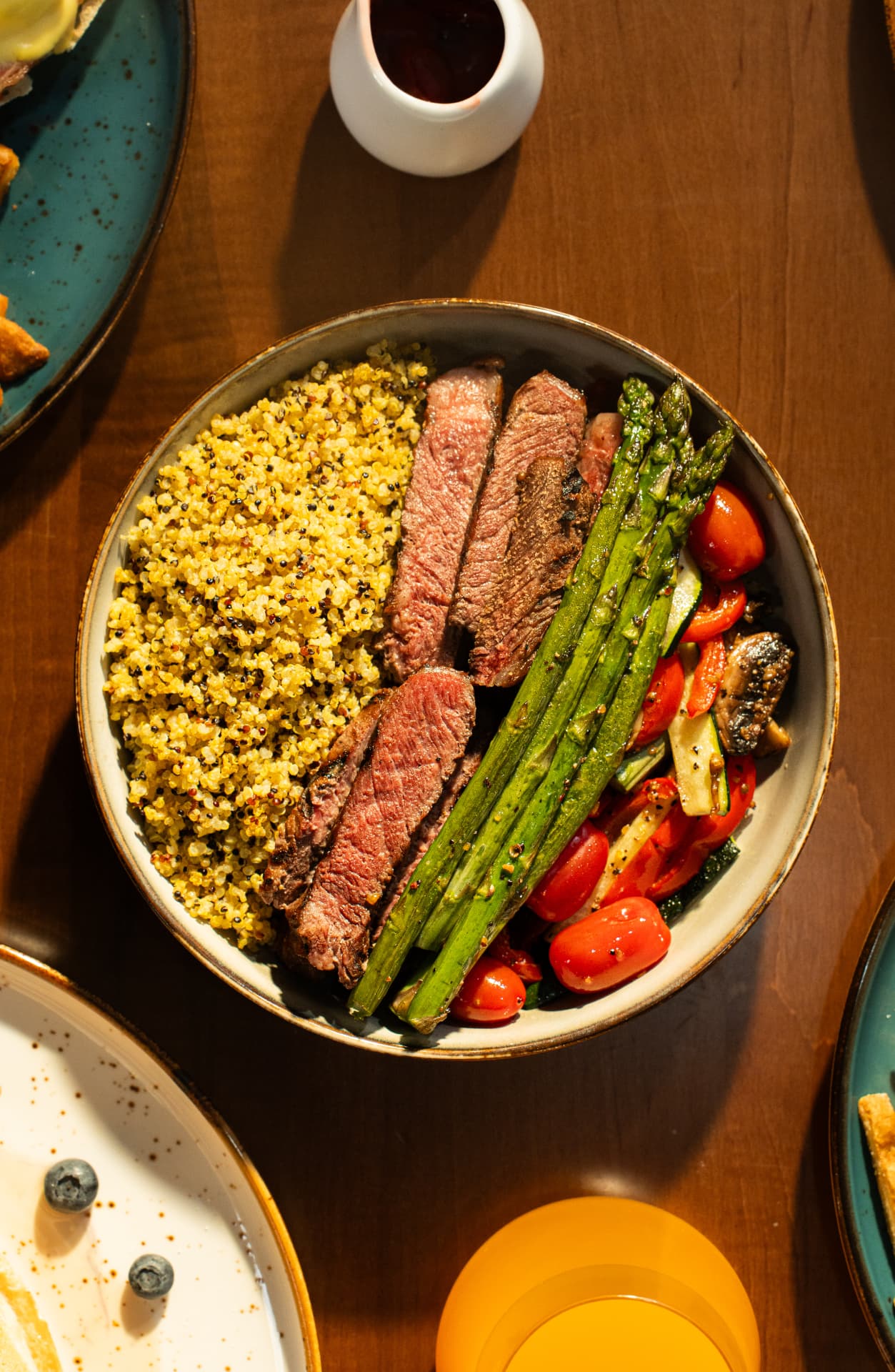 Steak and quinoa bowl with grilled asparagus, cherry tomatoes and zucchini at SOLENA